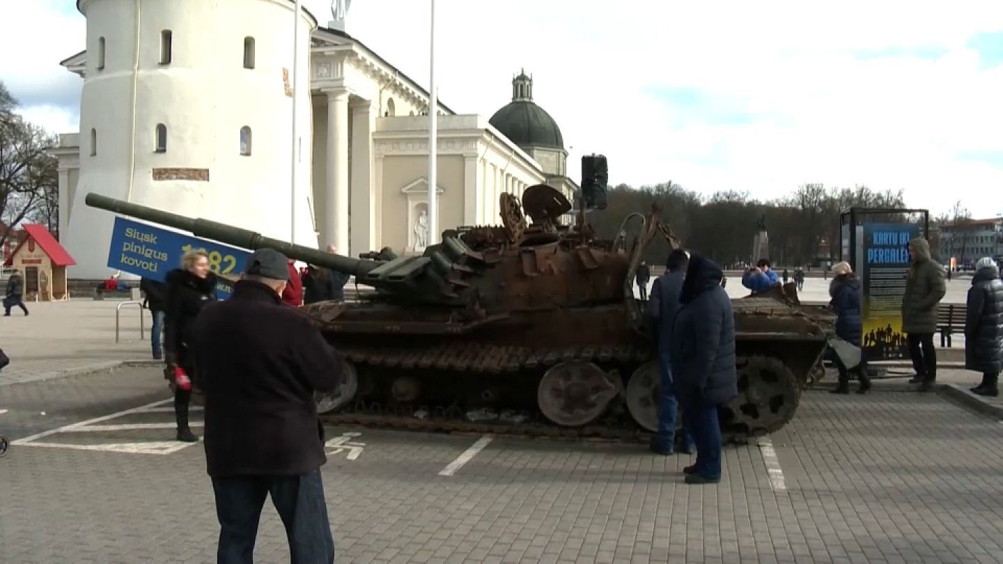 دردسر تانک روسی در لیتوانی / از گل حامیان تا دستشویی مخالفان دردسر تانک روسی در لیتوانی / از گل حامیان تا دستشویی مخالفان