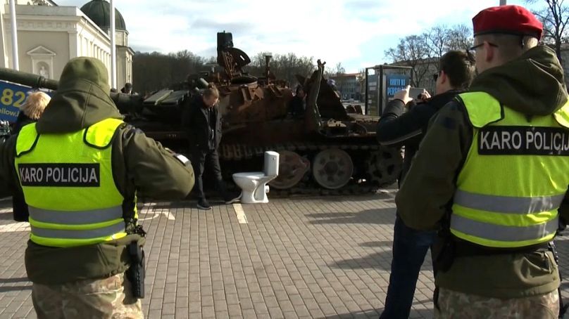 دردسر تانک روسی در لیتوانی / از گل حامیان تا دستشویی مخالفان دردسر تانک روسی در لیتوانی / از گل حامیان تا دستشویی مخالفان