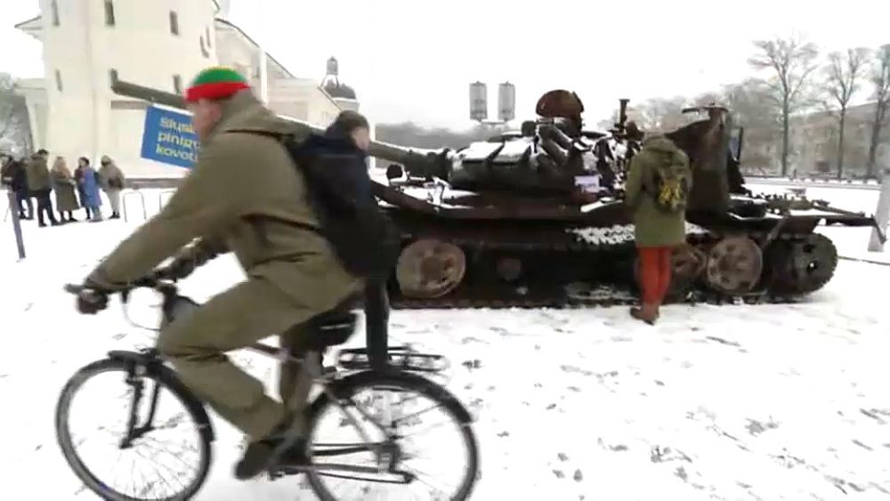 دردسر تانک روسی در لیتوانی / از گل حامیان تا دستشویی مخالفان دردسر تانک روسی در لیتوانی / از گل حامیان تا دستشویی مخالفان