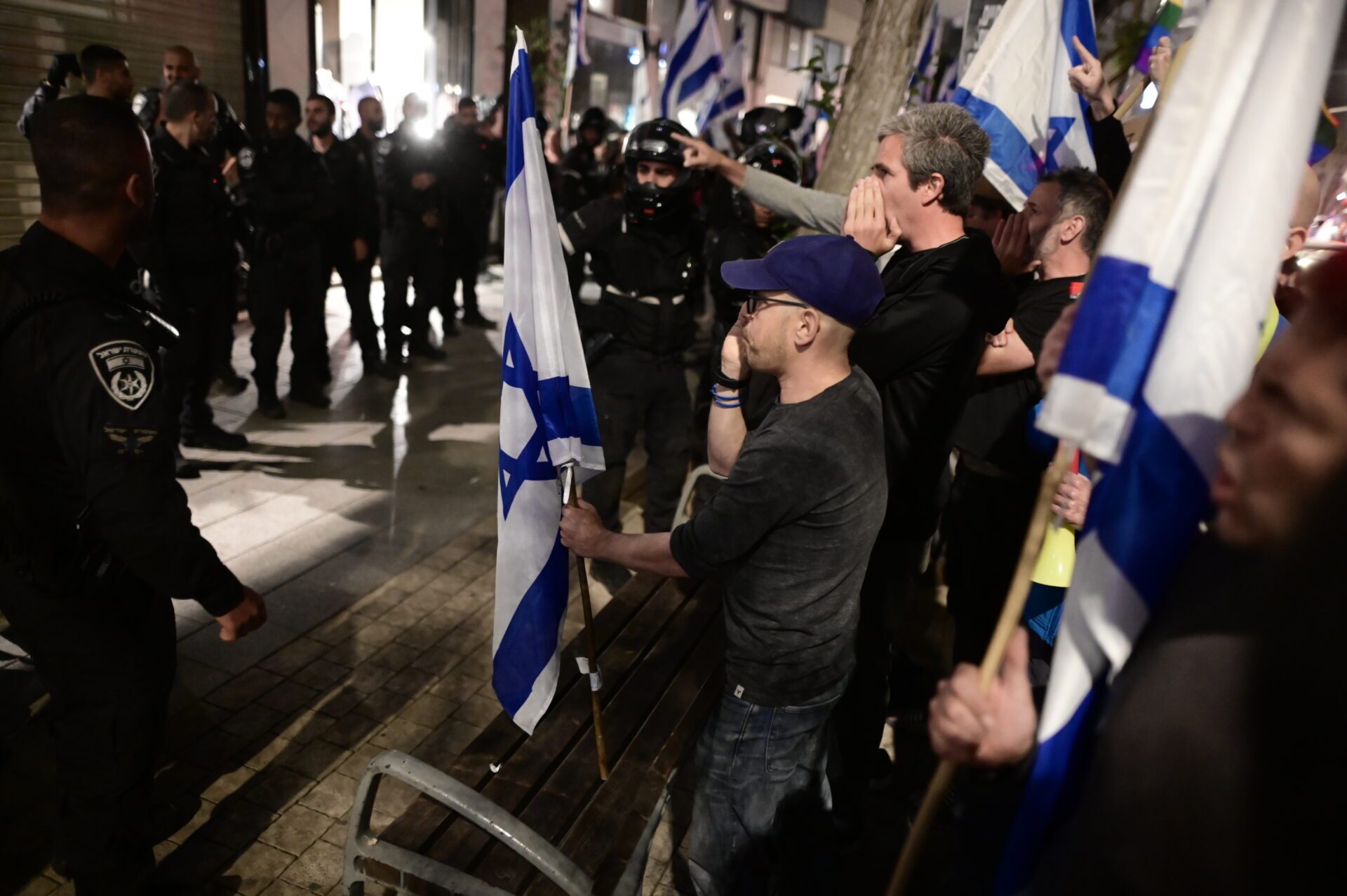 «کشور می سوزد؛ سارا موهایش را آرایش می کند» / همسر نتانیاهو در محاصره معترضان اسرائیلی «کشور می سوزد؛ سارا موهایش را آرایش می کند» / همسر نتانیاهو در محاصره معترضان اسرائیلی