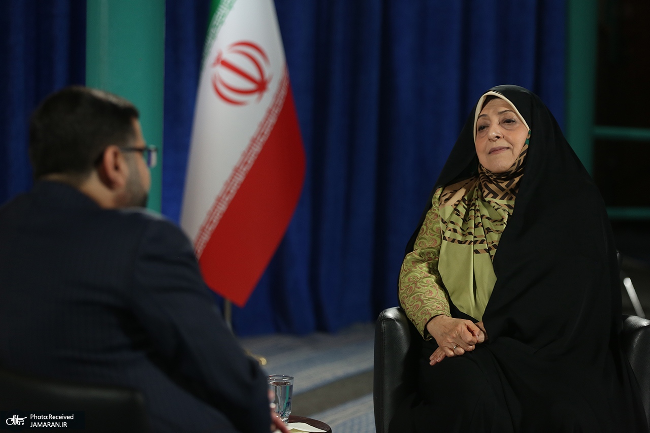 معصومه ابتکار: امام از ابتدا با نگاه‌های سخت‌گیرانه به حجاب درگیر بودند/ چون باورمان شده کسی هستیم، خطا می‌کنیم و عذرخواهی نمی‌کنیم/ اتفاقات ماه‌های اخیر، انباشت سال‌های طولانی اعتراضات زنان بود/ راهی جز اصلاحات مبنایی نداریم