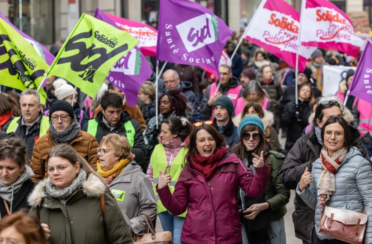 تظاهرات و اعتصاب بزرگ در فرانسه / اختلال در پروازها، مترو، قطارها و اتوبوس ها / بیش از یک میلیون معترض در خیابان / پیوستن معلمان، کارمندان و کارگران به اعتصاب تظاهرات و اعتصاب بزرگ در فرانسه / اختلال در پروازها، مترو، قطارها و اتوبوس ها / بیش از یک میلیون معترض در خیابان / پیوستن معلمان، کارمندان و کارگران به اعتصاب