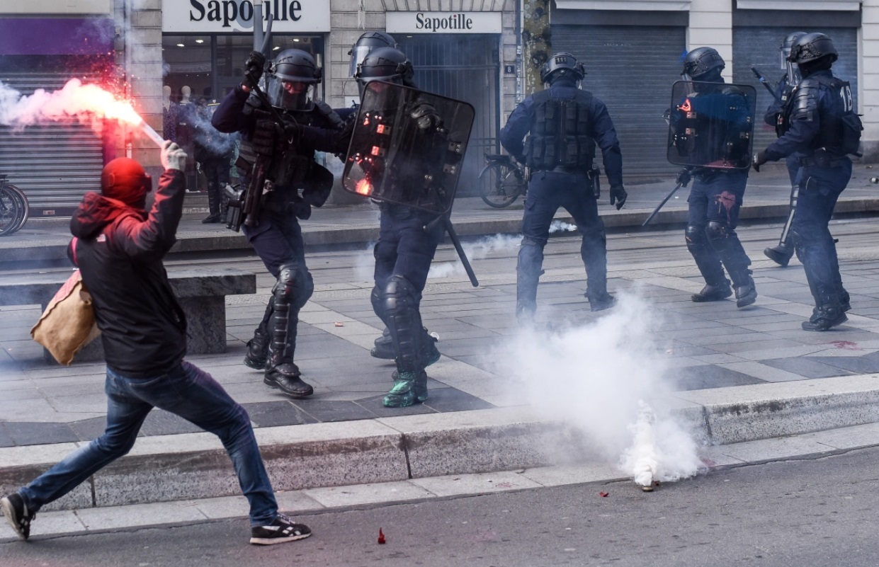 تظاهرات و اعتصاب بزرگ در فرانسه / اختلال در پروازها، مترو، قطارها و اتوبوس ها / بیش از یک میلیون معترض در خیابان / پیوستن معلمان، کارمندان و کارگران به اعتصاب تظاهرات و اعتصاب بزرگ در فرانسه / اختلال در پروازها، مترو، قطارها و اتوبوس ها / بیش از یک میلیون معترض در خیابان / پیوستن معلمان، کارمندان و کارگران به اعتصاب