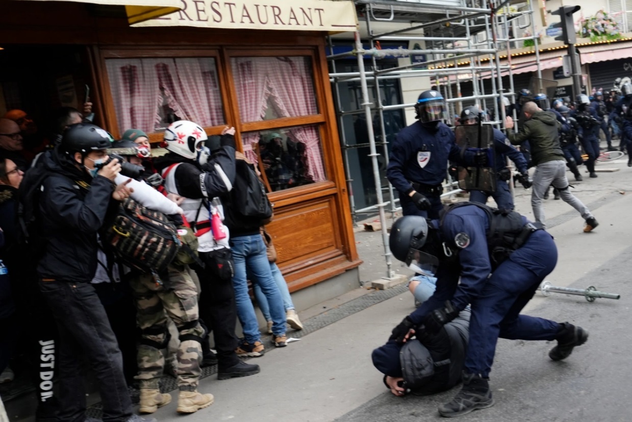 تظاهرات و اعتصاب بزرگ در فرانسه / اختلال در پروازها، مترو، قطارها و اتوبوس ها / بیش از یک میلیون معترض در خیابان / پیوستن معلمان، کارمندان و کارگران به اعتصاب