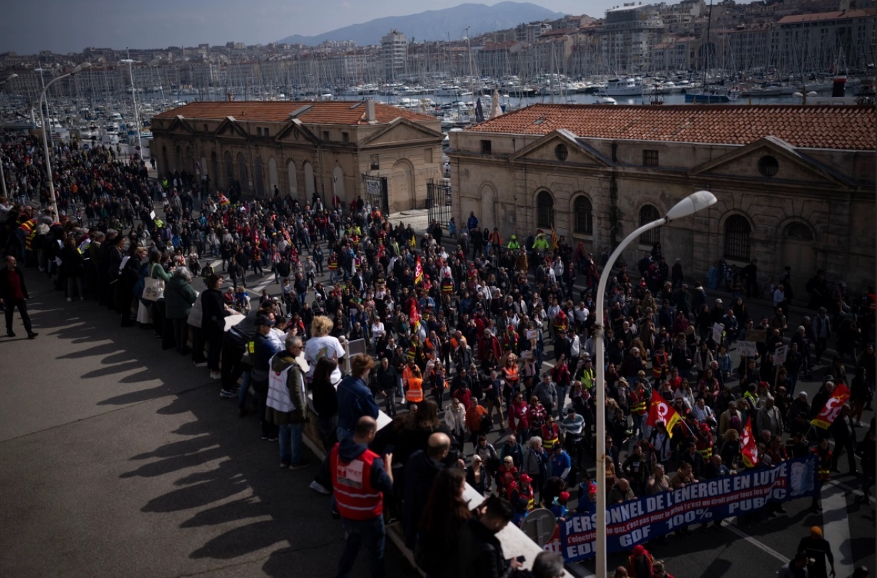 تظاهرات و اعتصاب بزرگ در فرانسه / اختلال در پروازها، مترو، قطارها و اتوبوس ها / بیش از یک میلیون معترض در خیابان / پیوستن معلمان، کارمندان و کارگران به اعتصاب تظاهرات و اعتصاب بزرگ در فرانسه / اختلال در پروازها، مترو، قطارها و اتوبوس ها / بیش از یک میلیون معترض در خیابان / پیوستن معلمان، کارمندان و کارگران به اعتصاب