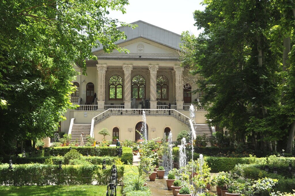 تبدیل بقایای چنار ۳۵۰ ساله به مجسمه مولانا (+عکس)