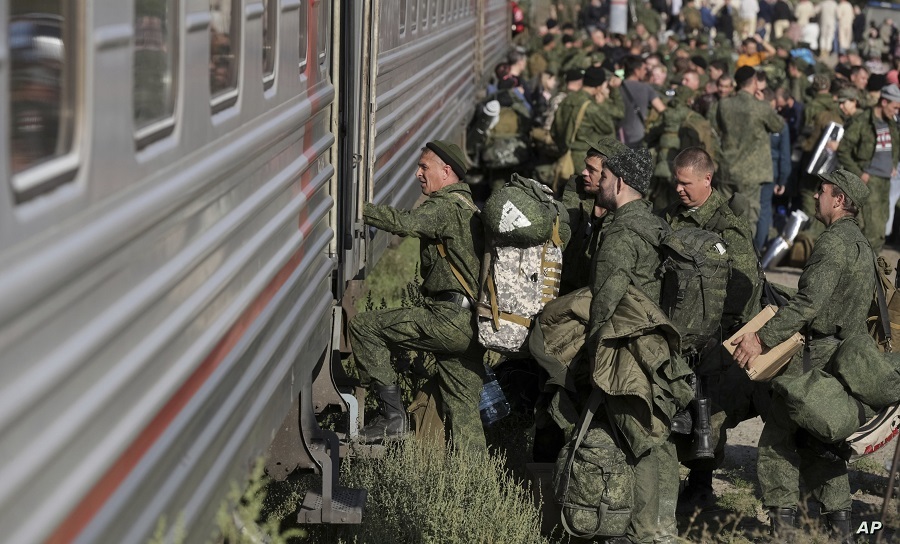 روسیه یک سال بعد از جنگ اوکراین: مخالفان در زندان ، تبلیغات ملی گرایانه در اوج