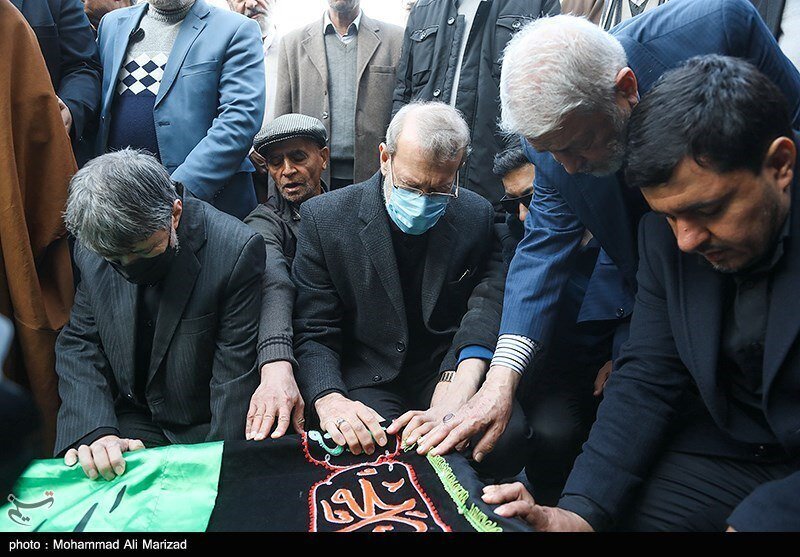 علی لاریجانی در حال فاتحه خواندن بر پیکر مادر همسرش (عکس) علی لاریجانی در حال فاتحه خواندن بر پیکر مادر همسرش (عکس)
