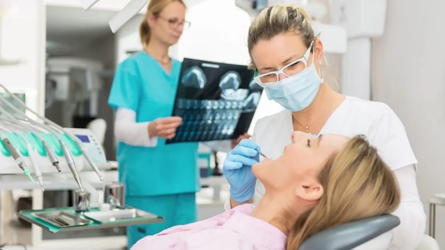 ایمپلنت دندان: پروسه آن چیست؟ چقدر طول می&zwnj;کشد؟