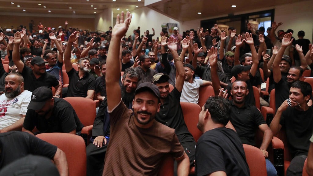 ادامه تحصن صدری ها در پارلمان عراق / مقتدی صدر: قانون اساسی اصلاح شود