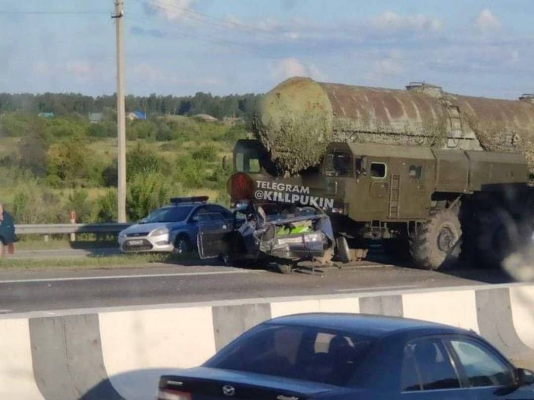 روسیه؛ تصادف لانچر موشک بالستیک توپول M  با خودرو (عکس)