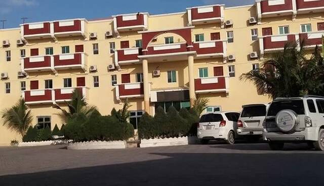 سومالی/ ۳۰ کشته در حمله تروریستی به هتلی در موگادیشو / گروگانگیری در هتل / درگیری ادامه دارد (+فیلم و عکس)