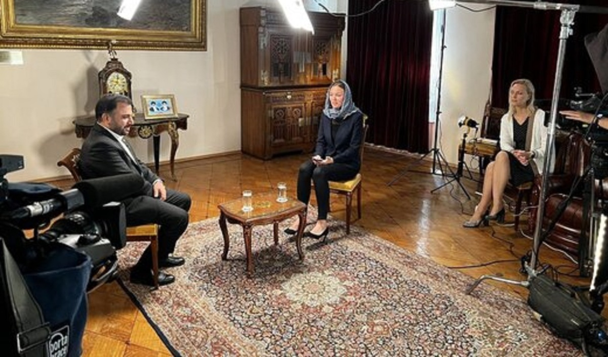 روزنامه شرق: وزیر ارتباطات، همان کاری را که با عکس خود در مسکو کرد، دارد در باره طرح صیانت هم انجام می دهد