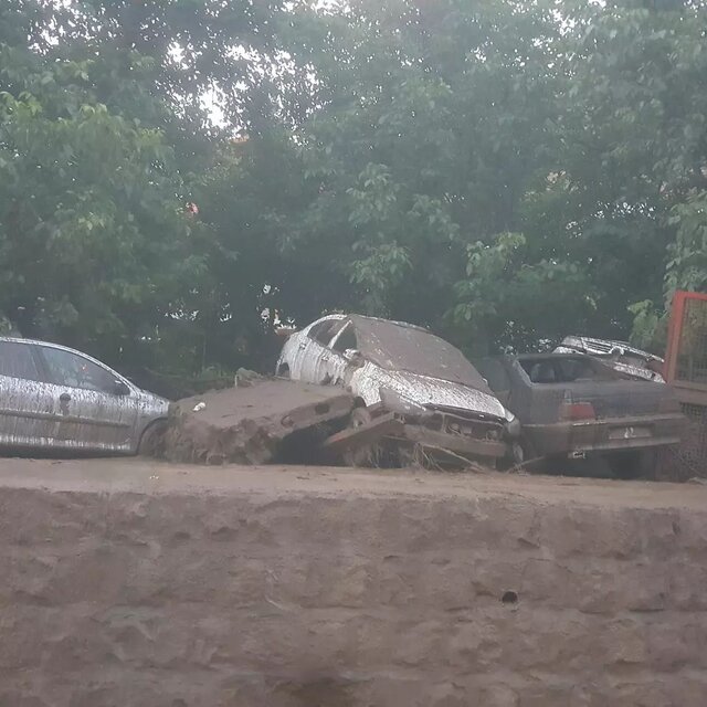 البرز/ سیل طالقان ۷۰ خودرو را برد/ از برخی خودروها هیچ اثری باقی نمانده است