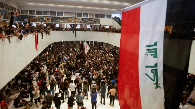 حمله دوباره حامیان مقتدی صدر به پارلمان عراق / تحصن در پارلمان (+عکس)