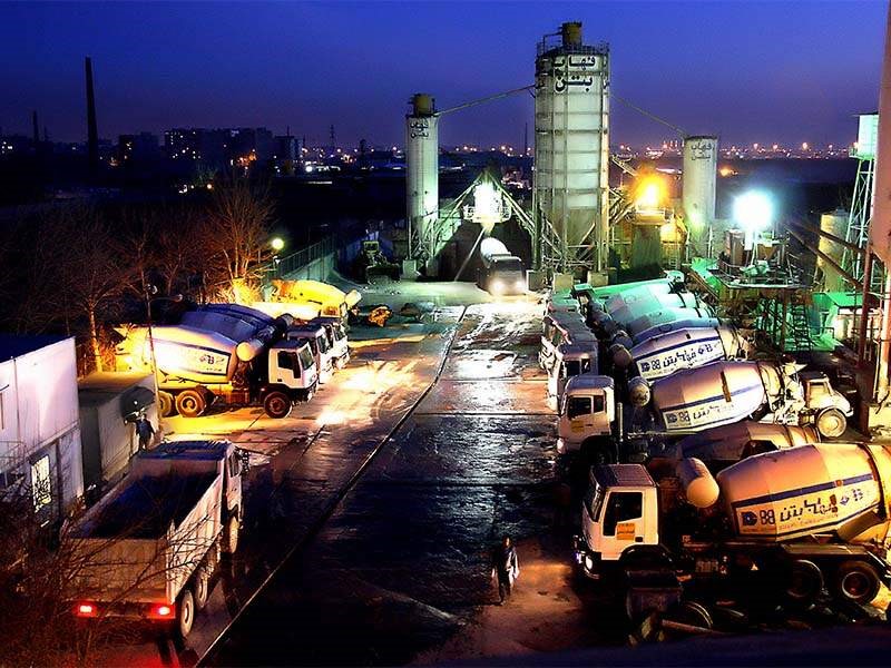 چه نکاتی را پیش از خرید بتن آماده باید بدانیم؟ بتن آماده در کارخانه و توسط تجهیزات پیشرفته تولید می شود