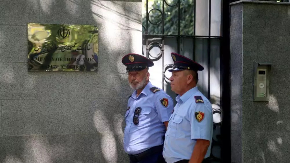 آتش زدن اسناد سفارت ایران در آلبانی قبل از ترک کشور آتش زدن اسناد سفارت ایران در آلبانی قبل از ترک کشور