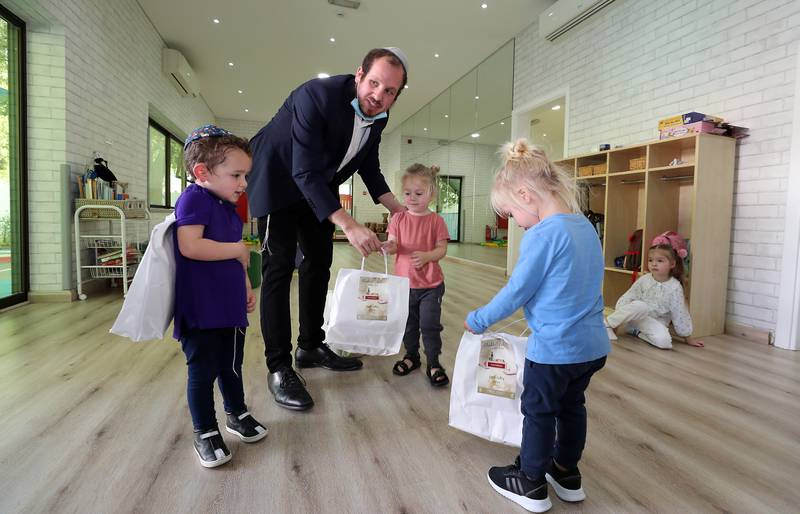 زندگی اولین خاخام یهودی در امارات / تاسیس مهدکودک، کنیسه و مرکز غذای حلال یهودی در دبی زندگی اولین خاخام یهودی در امارات / تاسیس مهدکودک، کنیسه و مرکز غذای حلال یهودی در دبی