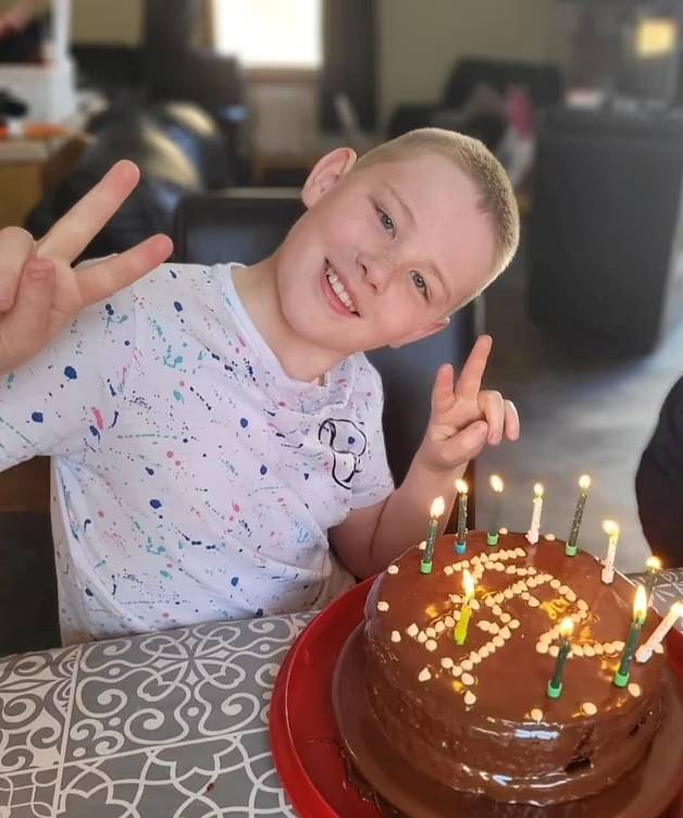 پسر ۱۱ ساله اوتیسمی با ضریب هوشی ۱۶۲ آلبرت انیشتین و استیون هاوکینگ را شکست داد