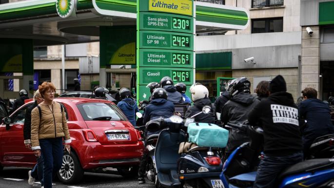 فرانسه؛ تظاهرات علیه گرانی در پاریس / برنده نوبل در صف اول / ادامه اعتصاب کارگری و صف پمپ بنزین