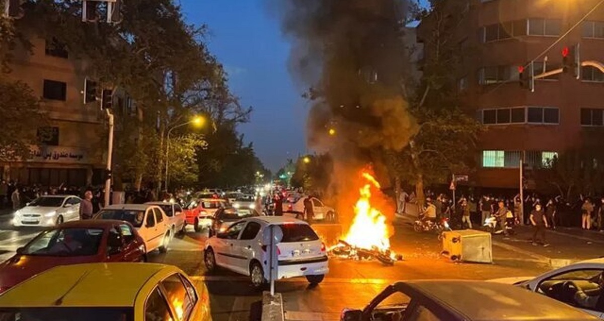 روزنامه جوان: 90درصد بازداشت شدگان حوادث اخیر دوست پسر و دوست دختر بوده اند/ در تجمعات اخیر، رویکرد جنسی نقش تعیین کننده داشت