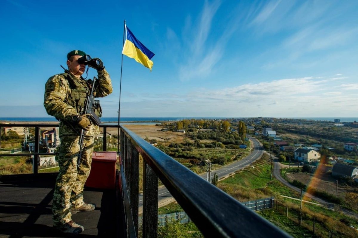 اهتزاز پرچم اوکراین درخرسون / روسیه پایان عقب‌نشینی نظامیانش را اعلام کرد
