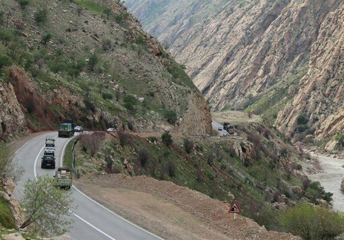 جاده اصلی خرم آباد _ پلدختر مسدود شد / استقرار ۴۰۰ نیروی راهداری