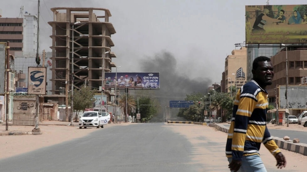 درگیری نیروهای نظامی در سودان (+عکس)/ آتش سوزی در فرودگاه / تلاش برای کنترل حکومت