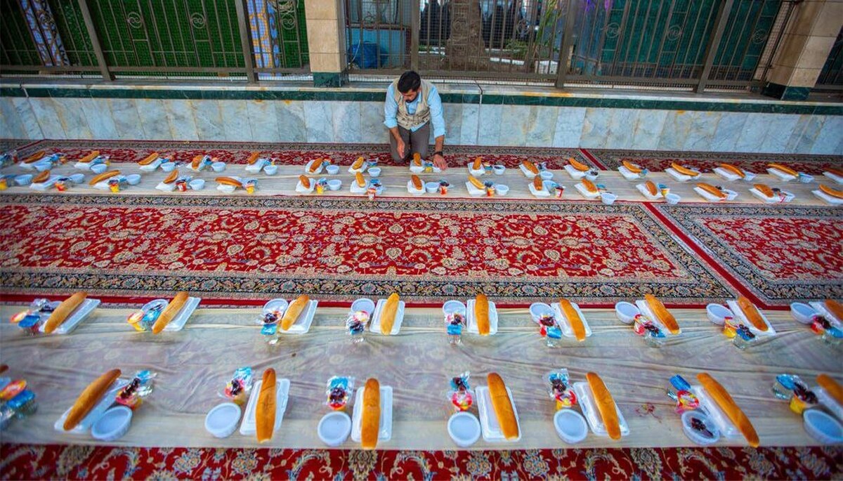 سفره زیبا و منظم افطاری در بین الحرمین (عکس)