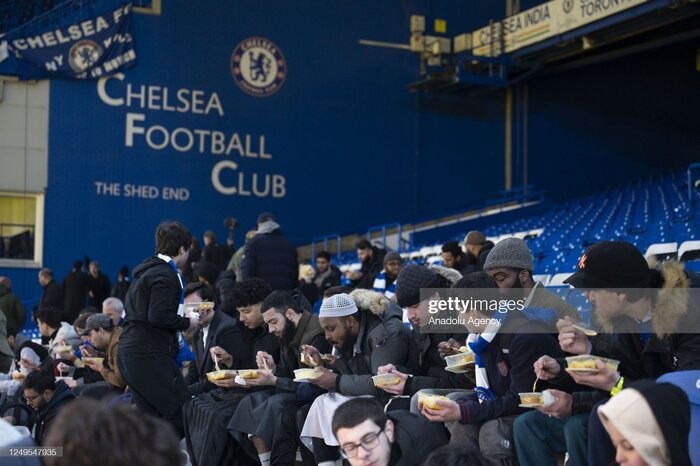 پخش اذان و برپا کردن سفره افطار در ورزشگاه چلسی  (عکس)