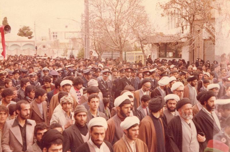 زمینههای اجتماعی انقلاب 57 از نگاه حسین بشیریه: ناسیونالیسم به زبان اسلام، اسلام به زبان ناسیونالیسم زمینههای اجتماعی انقلاب 57 از نگاه حسین بشیریه: ناسیونالیسم به زبان اسلام، اسلام به زبان ناسیونالیسم