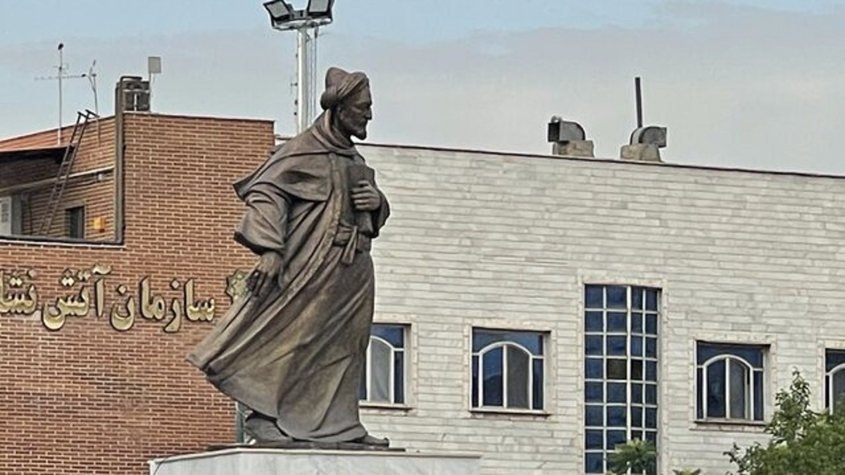 رونمایی از مجسمه برنزی سعدی در تهران (+عکس)