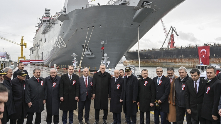 اردوغان در مراسم رونمایی از ناو پهپاد بر ترکیه اردوغان در مراسم رونمایی از ناو پهپاد بر ترکیه