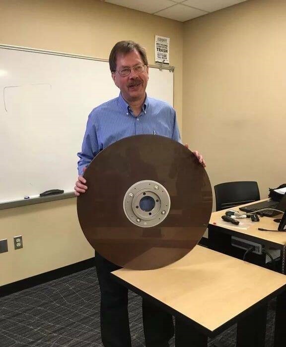 اندازه باورنکردنی 10 مگابایت در دهه 60 میلادی! (عکس)