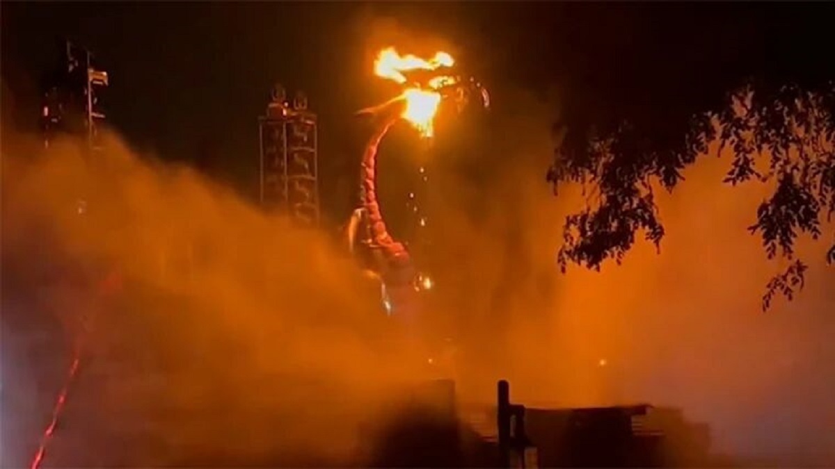 آتش گرفتن اژدهای بزرگ دیزنی‌ لند در حین اجرای زنده (عکس + فیلم)
