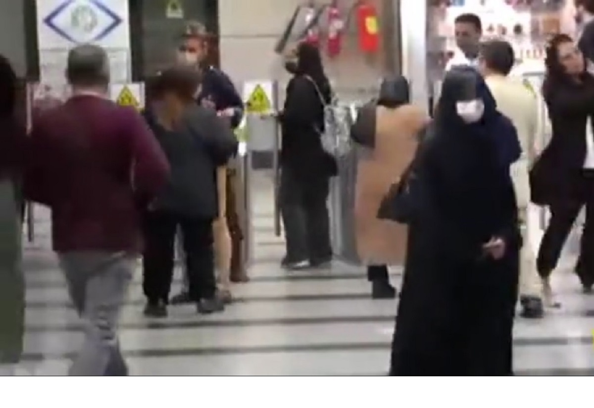 الزام به رعایت حجاب برای عبور از گیت مترو در تهران (فیلم)