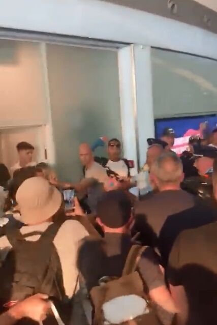 حمله به داور فینال لیگ اروپا و خانوادهاش حمله به داور فینال لیگ اروپا و خانوادهاش