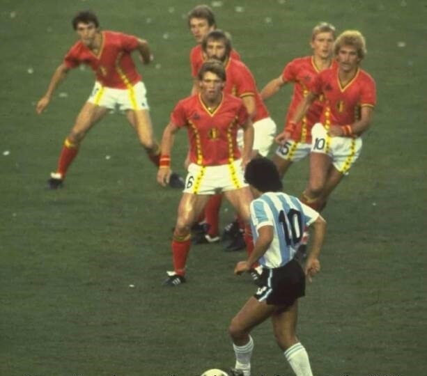 1 در برابر 6؛ وقتی مارادونا باشی! (عکس)