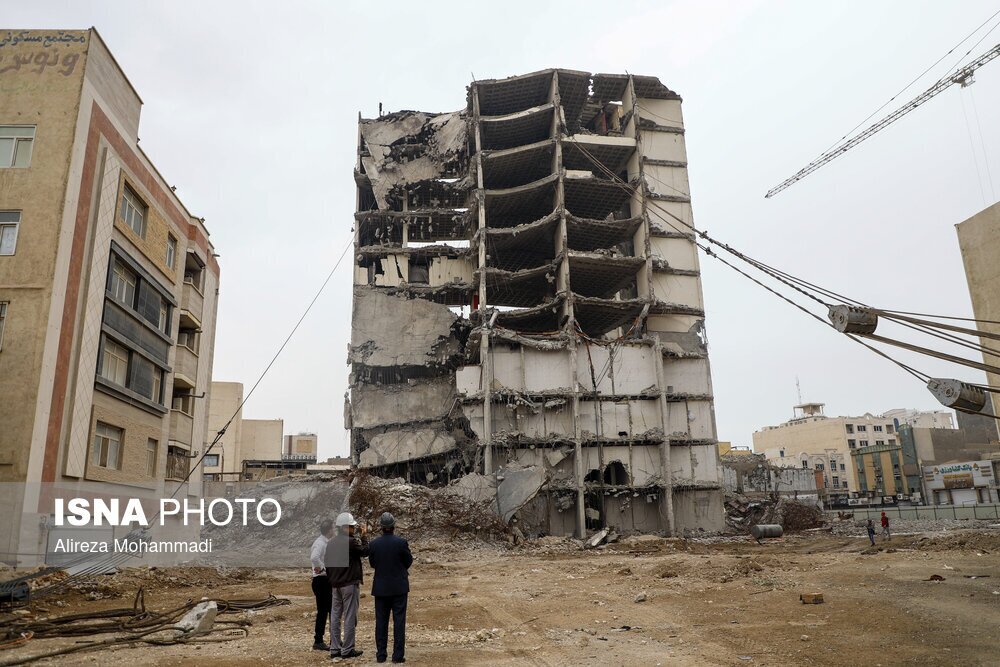 فروپاشی متروپل، سرافکنده از فساد و رانت