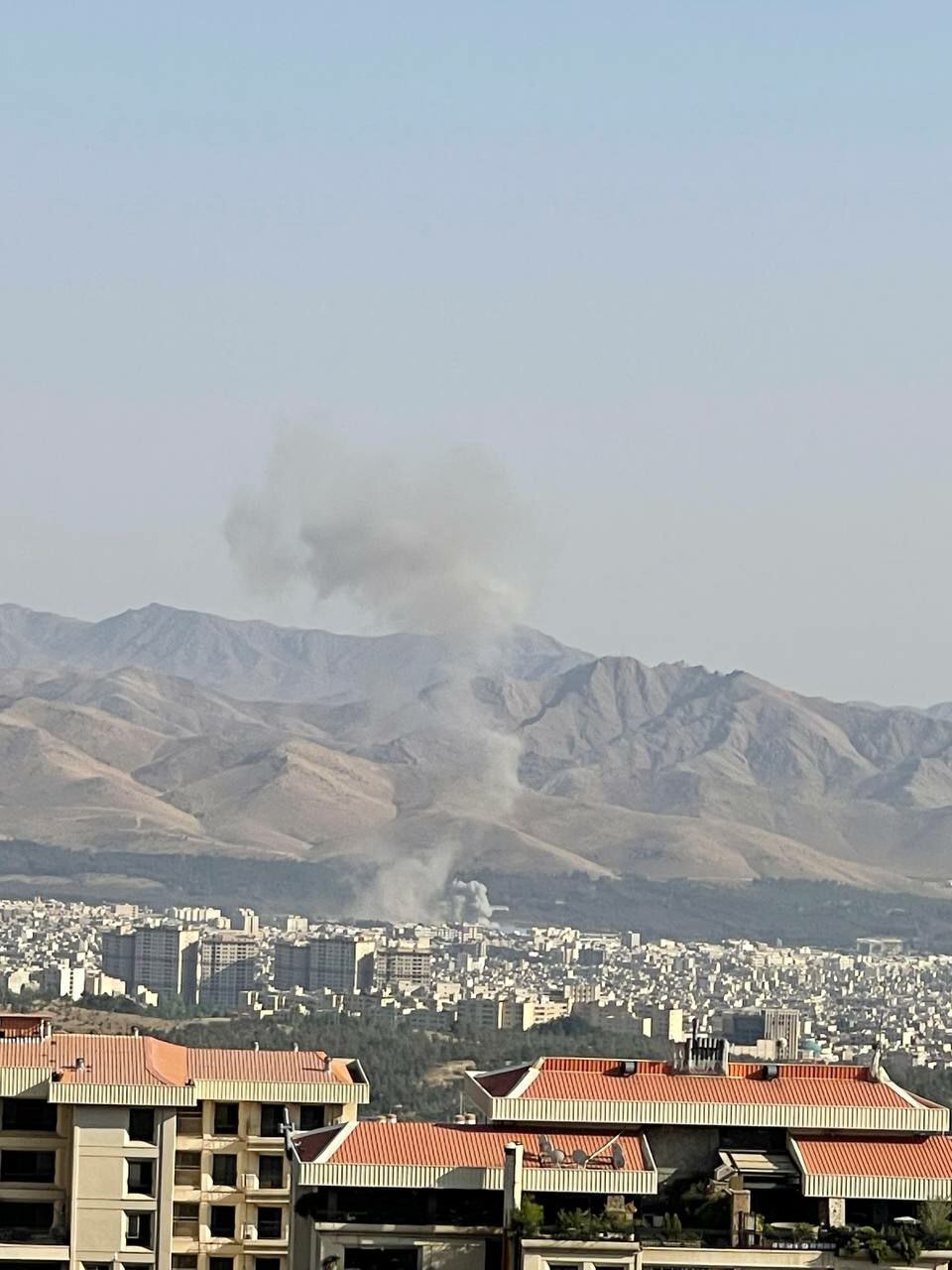 جنگ ایران و اسراییل / انفجارهای شدید در شرق تهران/ شهادت یک پزشک زن و فرزندش در حملات اسراییل/ حمله تل آویو به کرمانشاه ، شیراز، ایلام / ۸ کشته در حملات دیشب ایران به تل آویو و دیگر شهرها جنگ ایران و اسراییل / انفجارهای شدید در شرق تهران/ شهادت یک پزشک زن و فرزندش در حملات اسراییل/ حمله تل آویو به کرمانشاه ، شیراز، ایلام / ۸ کشته در حملات دیشب ایران به تل آویو و دیگر شهرها