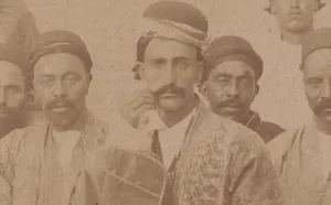 «حاکم لرستان» و جمعی از ملازمانش در دوران ناصرالدین شاه (عکس)