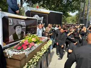 احمدرضا عابدزاده در مراسم خاکسپاری اکبر عبدی