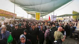 استقبال خاص عراقی‌ها از زائران اباعبدالله در مرز مهران