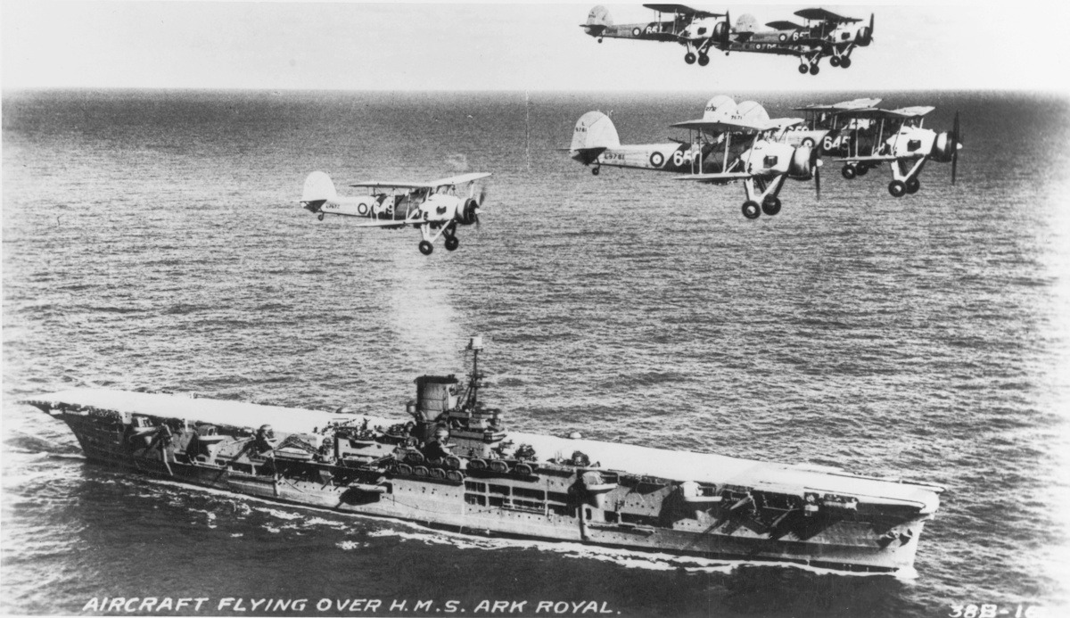 اولین کشتی که «ابر ناو» نامیده شد، ناو HMS Ark Royal (91) متعلق به نیروی دریایی سلطنتی بریتانیا بود. اولین کشتی که «ابر ناو» نامیده شد، ناو HMS Ark Royal (91) متعلق به نیروی دریایی سلطنتی بریتانیا بود.