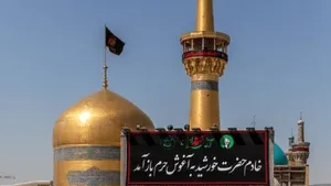 نصب کتیبه عزای رهبر شهید انقلاب بر ایوان طلای حرم مطهر رضوی