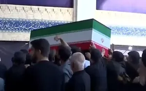 لحظات خروج پیکر رهبر شهید انقلاب پس از اقامه نماز از مصلی
