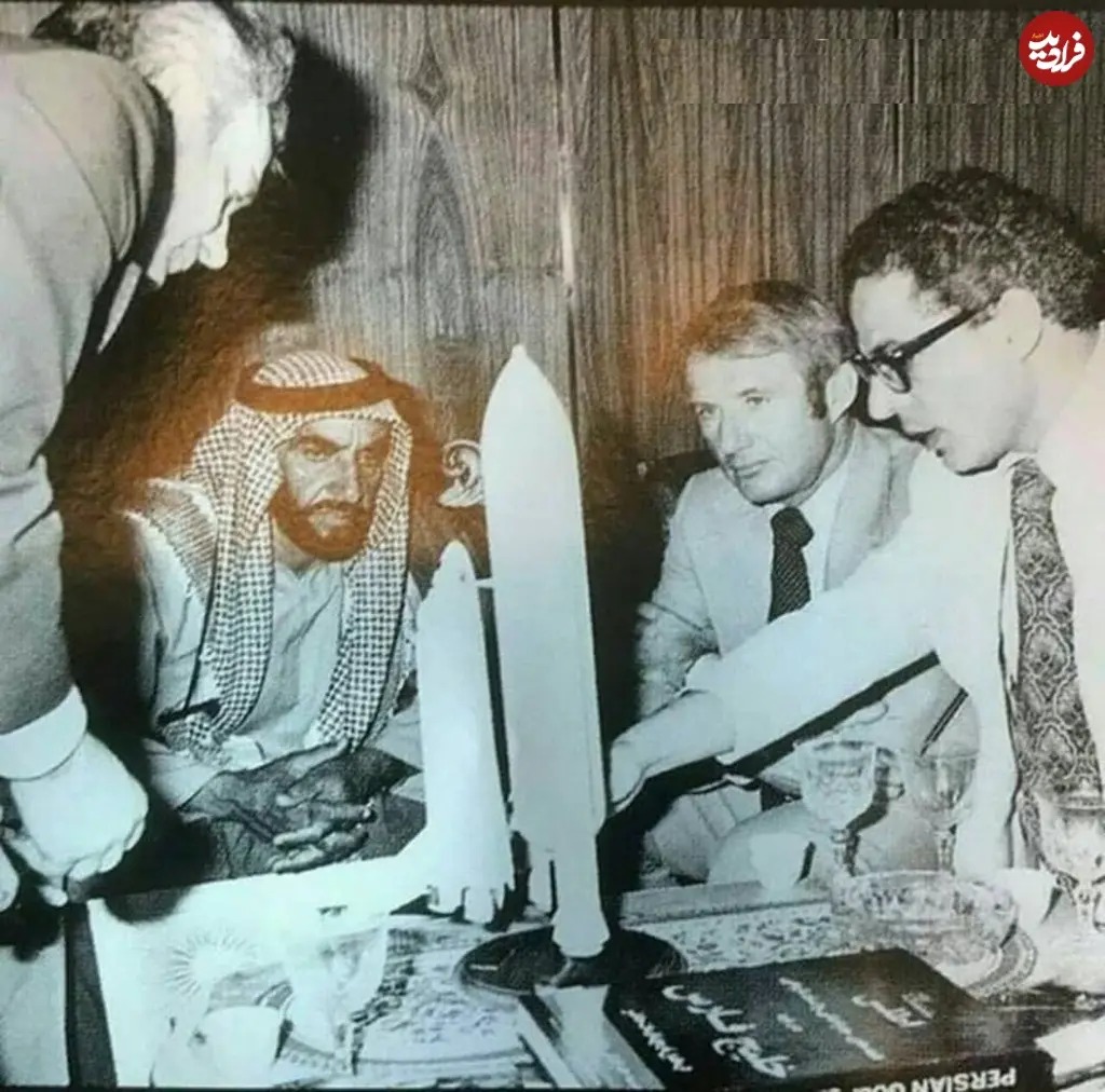 «کتاب اطلس خلیج فارس در برابر شیخ زاید، بنیانگذار امارات؛ سال 1355