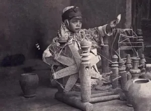 دختر خردسال و زنان بزرگسال در حال نخ‌ریسی در دوران قاجار (عکس)
