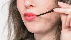زنی که یک کیلو مو از معده اش بیرون کشیدند (+عکس)/ سندرم راپونزل یا بی‌اختیاری موخوری چیست؟