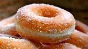 طرز تهیه دونات سیب با بافتی نرم و لطیف؛ شیرینی خوشمزه و متفاوت خانگی